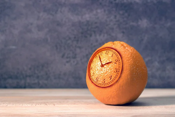 Будильник из апельсиновых фруктов — стоковое фото