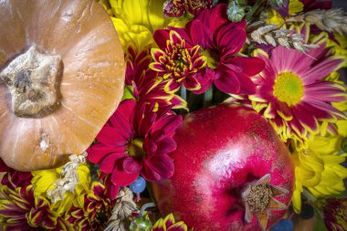 Nar ve kabak çiçeği kompozisyonu.