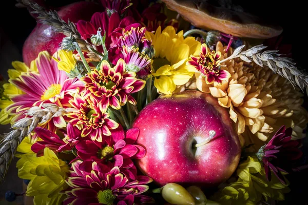 Arreglo de flores con una manzana . — Foto de Stock