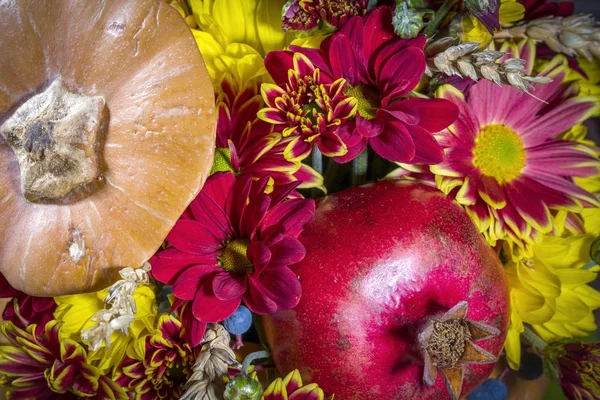 Composición floral con granada y calabaza . — Foto de Stock