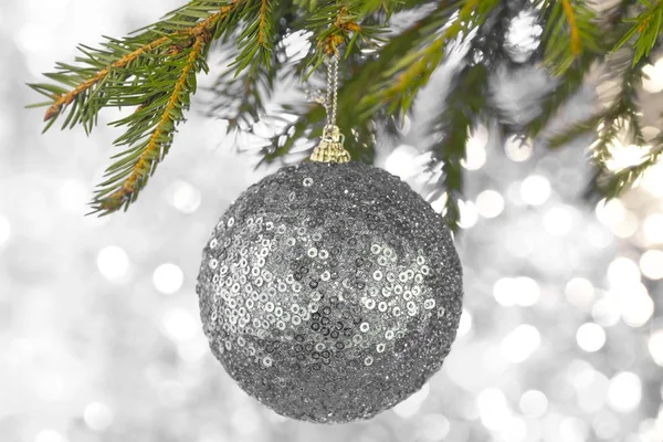 Ornements de Noël ou de Noël en argent suspendus à une branche de sapin de Noël ou de pin dans un thème gelé . — Photo