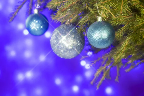 Spar takken en kerstversiering op een donker blauwe achtergrond. Kerstmis achtergrond. Selectieve aandacht. Plaats voor tekst. — Stockfoto