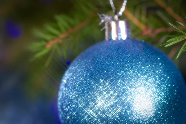 Ramo de abeto na geada e bolas de Natal — Fotografia de Stock