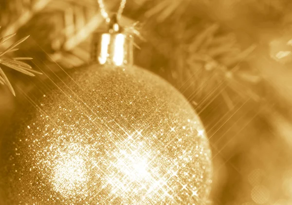 Fichtenzweig bei Frost und goldener Weihnachtskugel — Stockfoto