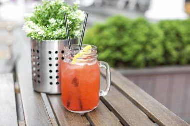 Çilek bir kafede atmosferi güler yüzlü. Serinletici içecek hizmet verilen bir kafede.