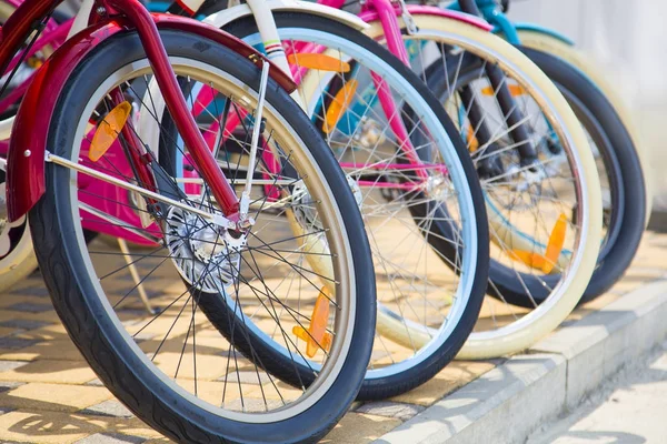Reihe von Fahrradreifen an Fahrradverleihstationen — Stockfoto