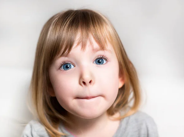 Emotional portrait of a beautiful little girl. — Stock Photo, Image