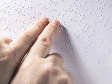 Çocuğun okulda kitap okumak için braille kullanarak resim kırpılmış