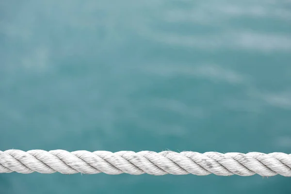 Fuerte cuerda de mar en el mar azul — Foto de Stock