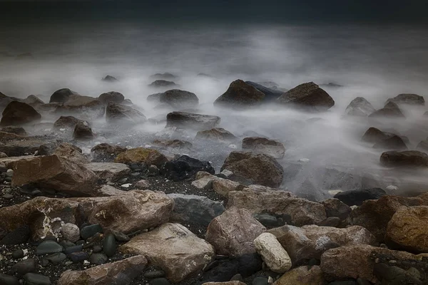 Exposição longa de mar e rochas — Fotografia de Stock