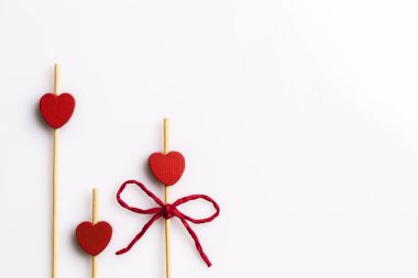 Üç el yapımı kalp kek toppers beyaz arka plan üzerinde