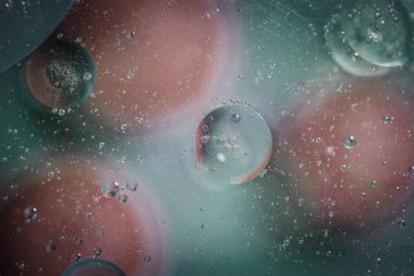 renkli arka plan üzerinde kabarcıklar ile petrol