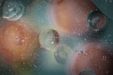 renkli arka plan üzerinde kabarcıklar ile petrol