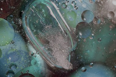 renkli arka plan üzerinde kabarcıklar ile petrol