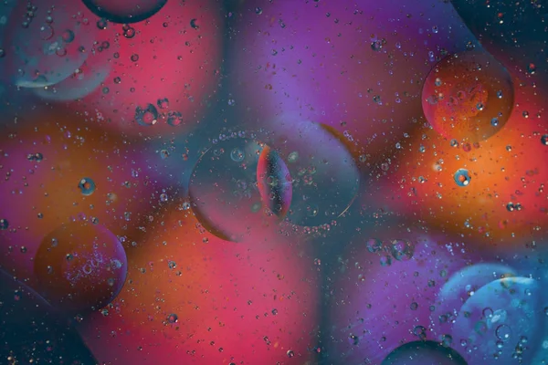 カラフルな背景に泡とオイル — ストック写真