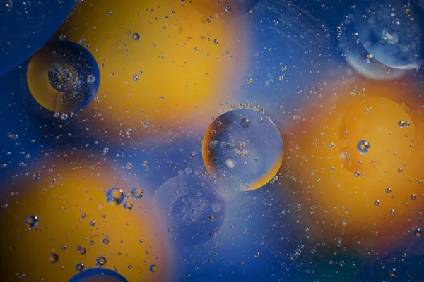 カラフルな背景に泡とオイル — ストック写真