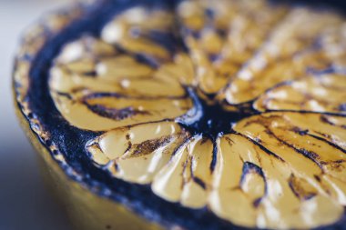 Deniz balık halibut limonlu ızgara biftek. Rustik tarzı. Tonlama. Seçilen odak.