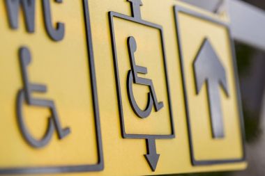 Engelliler için kişi işaretleri sarı bilgi işaretleri devre dışı.