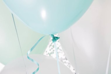 Mavi, yeşil ve beyaz hava balonları kapatın