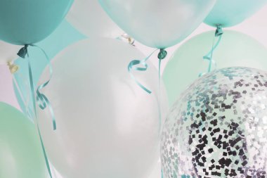 Mavi, yeşil ve beyaz hava balonları kapatın