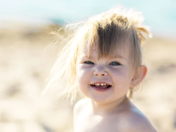 Petite fille drôle sur la plage . — Photo