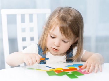 Küçük bir kız geometrik şekiller hatırlar.