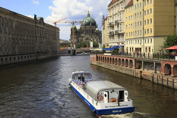 BERLINO, GERMANIA - 11 GIUGNO 2013: Escursione in barca sul fiume Sprea a Berlino . — Foto Stock