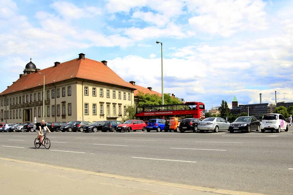 Berlin, Almanya - 11 Haziran 2013: Bisikletçi seyahatleri boyunca Berlin Park arabalar boyunca. — Stok fotoğraf