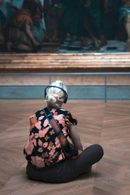 Louvre içinde bir ses Kılavuzu turist dinler.