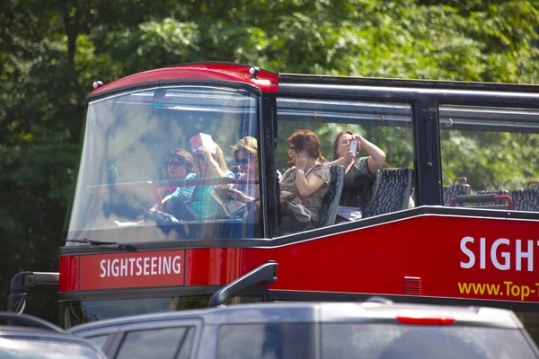 Berlin, deutschland - 11. juni 2913: touristen im ausflugsbus durch die straßen berlins. — Stockfoto
