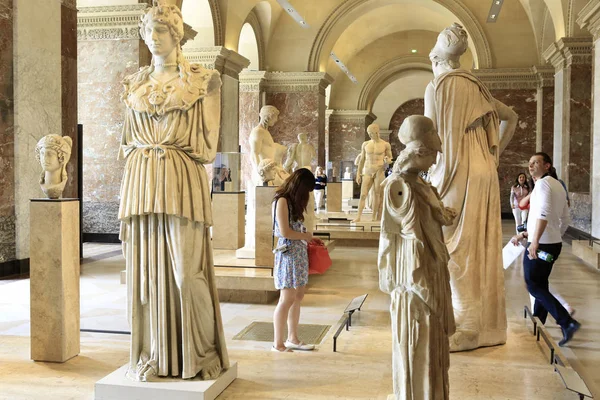 Parigi, 14 luglio 2013: I turisti visitano la galleria d'arte del Museo del Louvre . — Foto Stock
