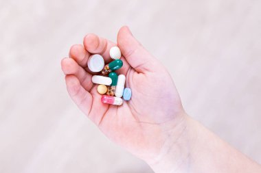 Bir çocuğun elindeki tabletler..