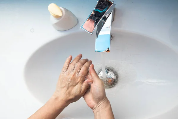 上の近くのビューの女性のバスルームに立って彼女の手を洗うの水を流れる石鹸の下に立っている コロナウイルスの防止19個人の衛生 感染症の予防の概念を保つ — ストック写真