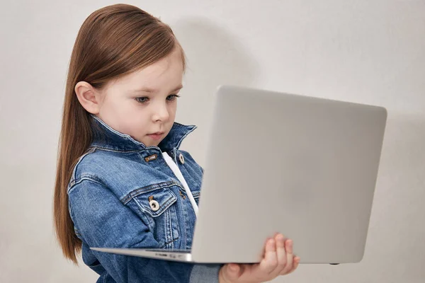 Πορτρέτο Ενός Μικρού Κοριτσιού Που Κρατά Φορητό Υπολογιστή Ενώ Στέκεται — Φωτογραφία Αρχείου