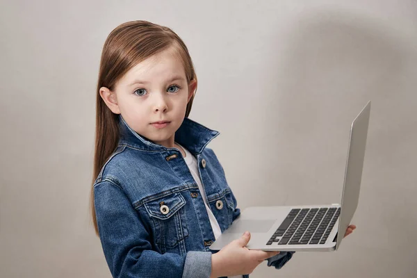 Retrato Una Niña Sosteniendo Ordenador Portátil Mientras Está Pie —  Fotos de Stock