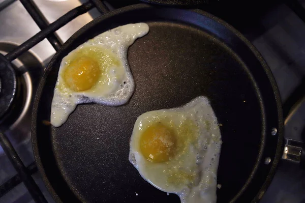 Gebakken eieren in een koekenpan. — Stockfoto