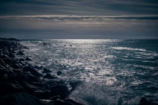 Δραματική θάλασσα και λωρίδα της ακτής με τον ήλιο να δύει στο ηλιοβασίλεμα — Φωτογραφία Αρχείου