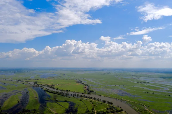 Inundação de rios de primavera na região de Astrakhan. Desastres naturais — Fotografia de Stock