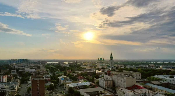 Astrakhan, Russia - 29 aprile 2019: Vista dall'alto della città di Astrakhan e del Cremlino. Russia — Foto Stock