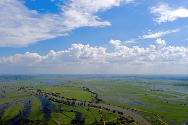 Inundação de rios de primavera na região de Astrakhan. Desastres naturais — Fotografia de Stock