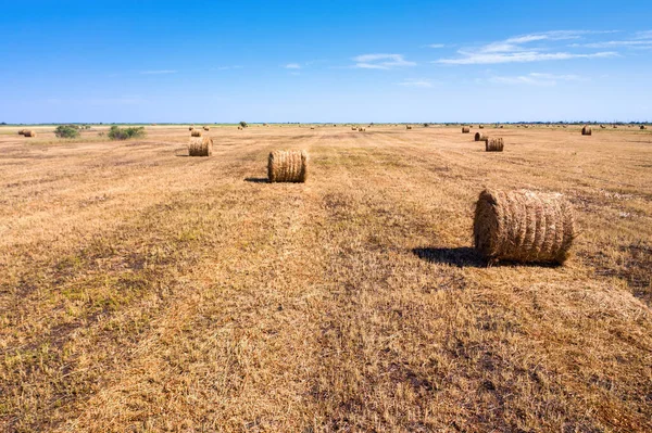 Höstens landsbygdslandskap. En höstack och en blå himmel. Europeiska hösten. — Stockfoto