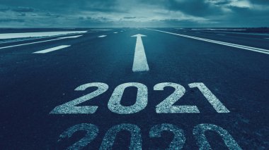 Boş asfalt yol ve yeni yıl 2021 konsepti. Çölde boş bir yolda ilerleyen 2021 yılına gitmek ve geride eski 2018 yılını bırakmak.. 