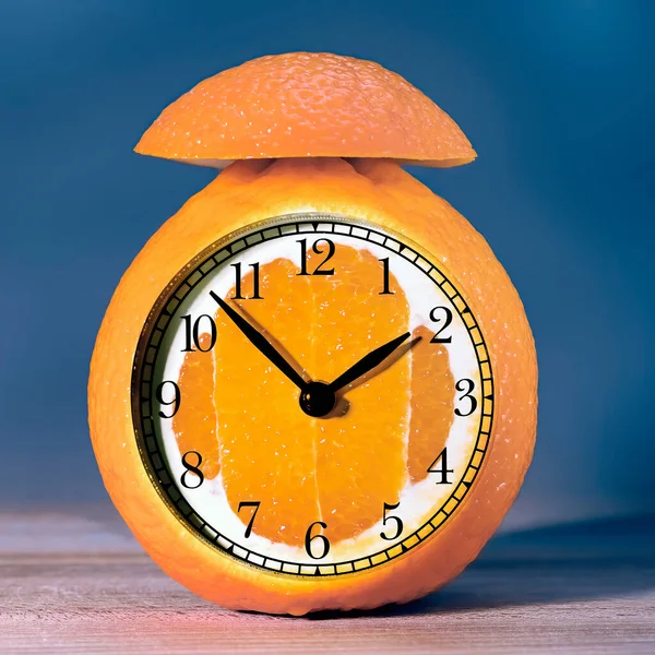 Creative idea layout fresh orange slice alarm clock on pastel blue background. minimální podnikatelský koncept myšlenky. — Stock fotografie