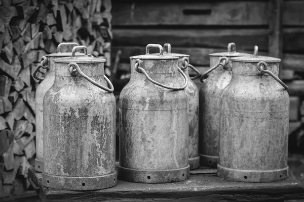 Old milk canisters at a farm — Stock Photo, Image