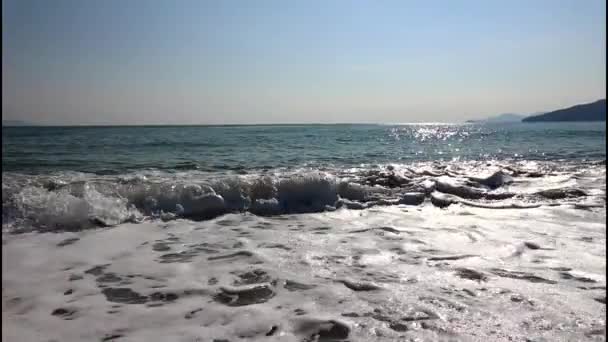 Nea Vrasna, Řecko, Egejské moře, pláž a vlny — Stock video