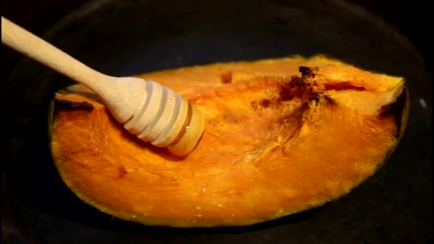 Roasted pumpkin with honey — Stock Video