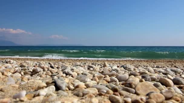 Nea Vrasna, Grecja, Morze Egejskie, plaży i fale — Wideo stockowe