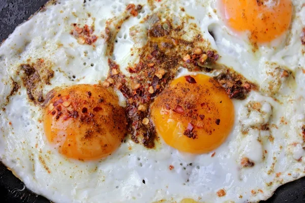 Смажені яйця з червоним гострим гострим перцем — стокове фото