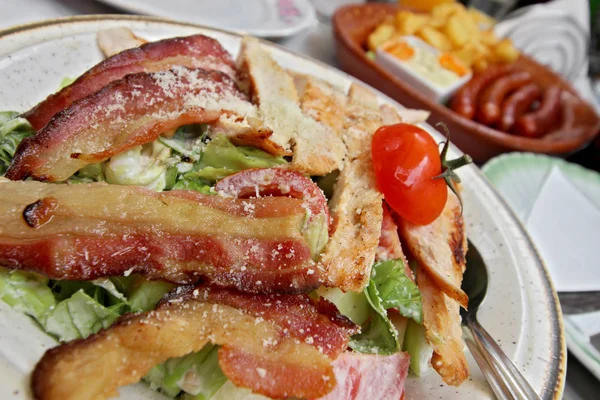 Cibo di carne serbo con pomodoro in un piatto — Foto Stock