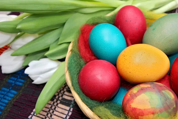 Close up of colorful painted easter eggs in a basket — Stock Photo, Image